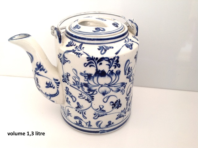 Thire en ceramique bleue et blanche - 1.3 litre
